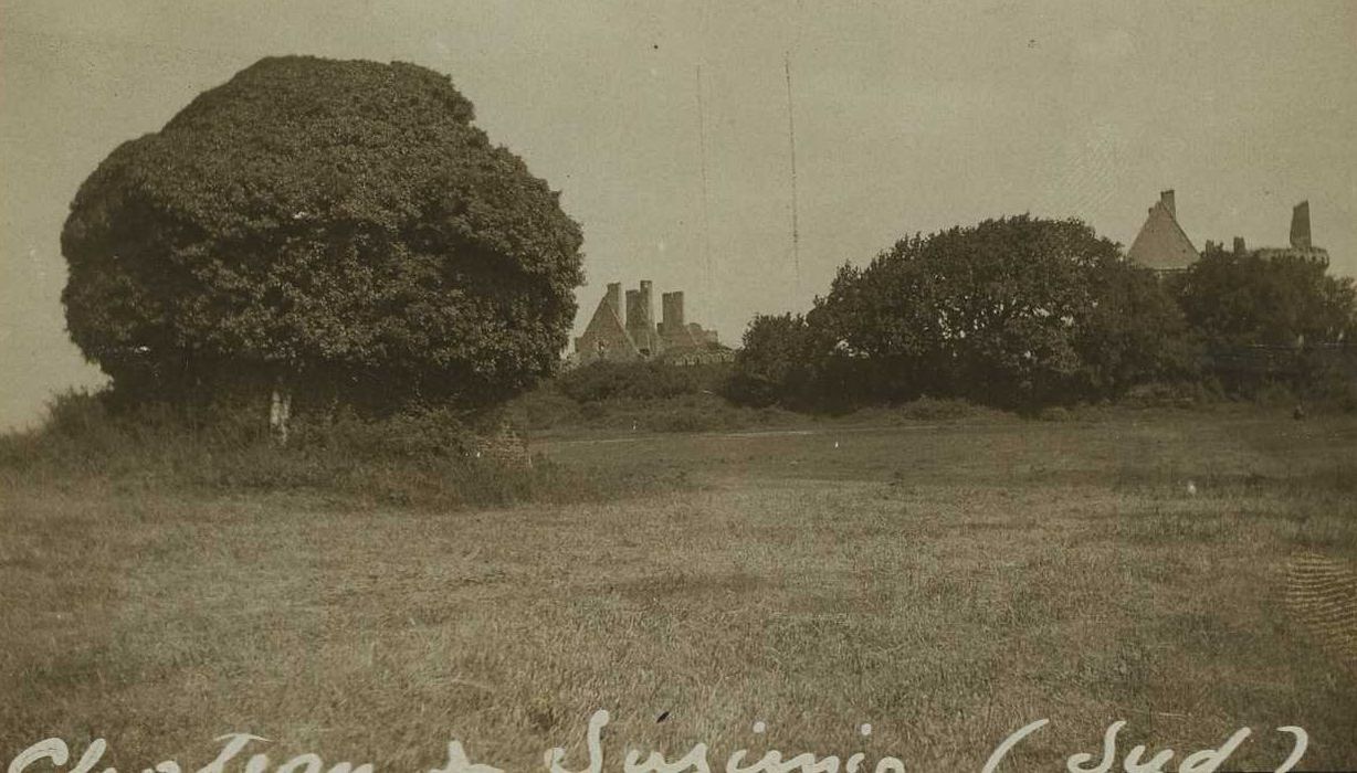 Ruines du château de Suscinio : Pigeonnier, vue générale