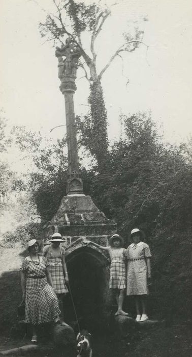 Fontaine Saint-Adrien avec son calvaire : Vue générale