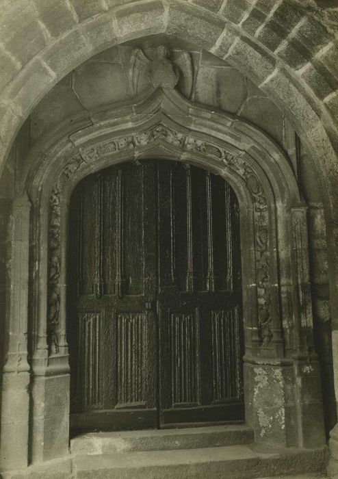 Eglise de la Trinité : Portail du porche nord, vue générale