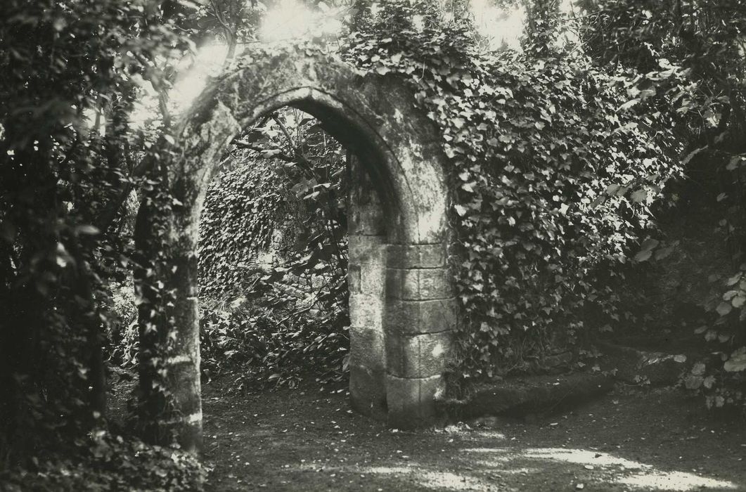 Chapelle Saint-Guen : portail ruiné, vue générale