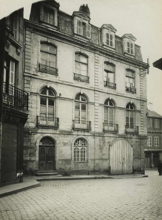 Hôtel Saint-Georges : Façade sur rue, vue générale