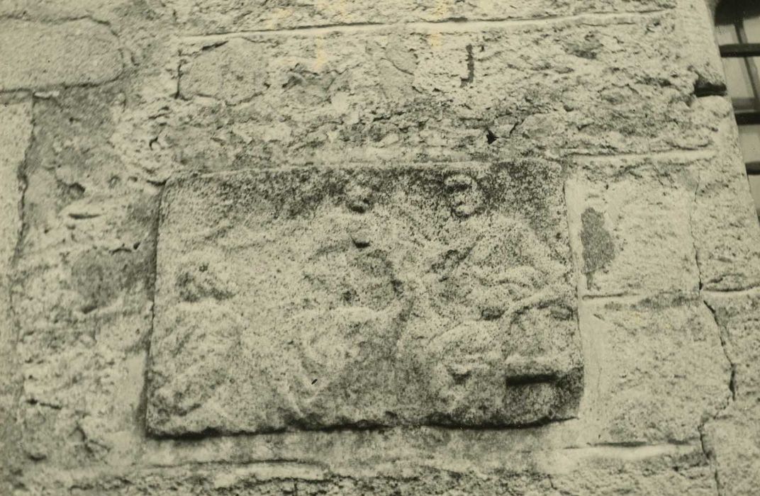 Eglise : Chevet, détail de la maçonnerie, bas-relief gallo-romain