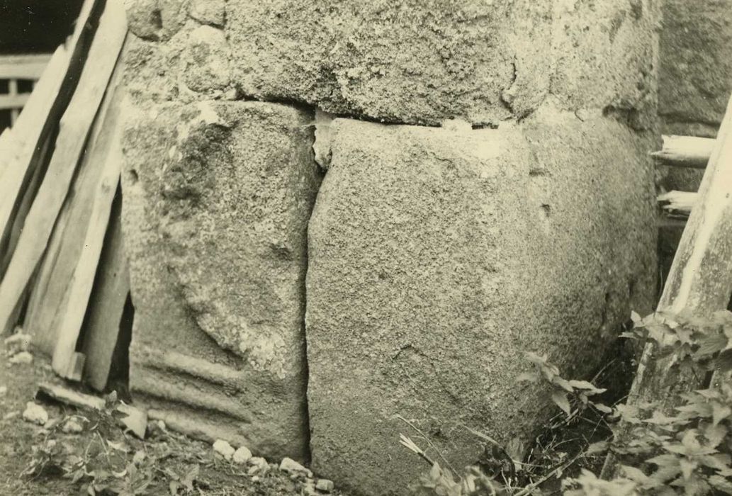 Eglise : Chevet, détail de la maçonnerie, bas-relief gallo-romain