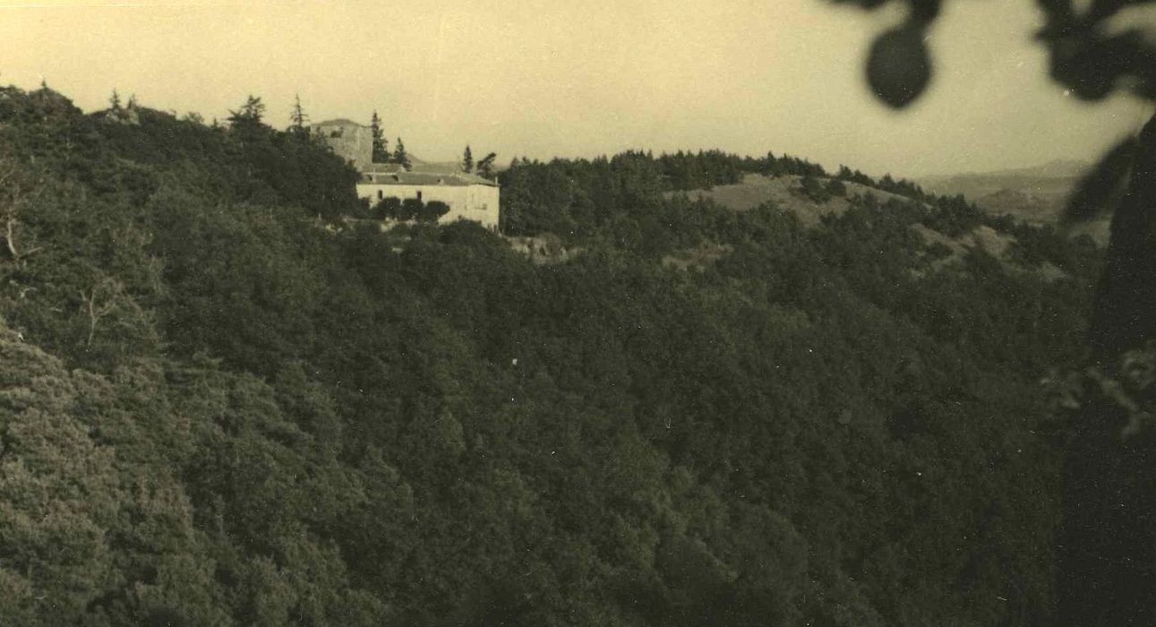 Ancienne abbaye de Doue : Vue générale de l’abbaye dans son environnement
