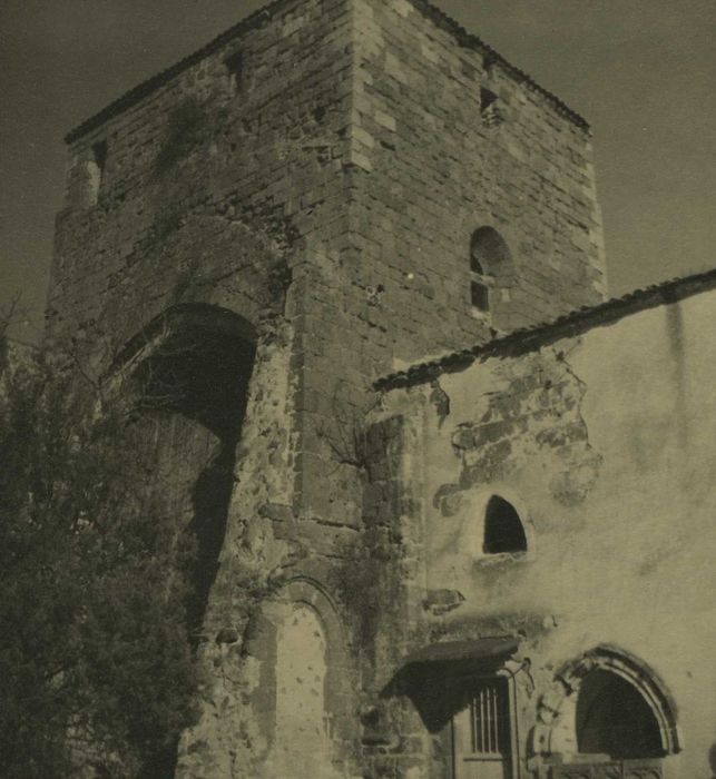 Ancienne abbaye de Doue : Eglise abbatiale, clocher de la croisée du transept, vue générale