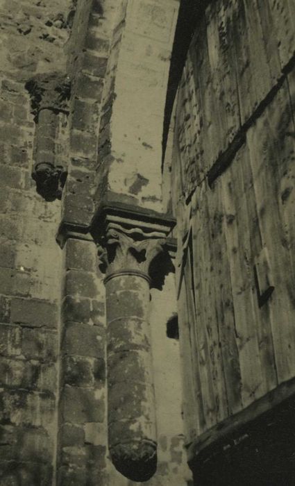 Ancienne abbaye de Doue : Eglise abbatiale, arc triomphal, vue partielle