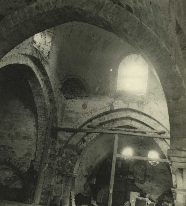 Ancienne abbaye de Doue : Eglise abbatiale, croisée du transept, vue générale