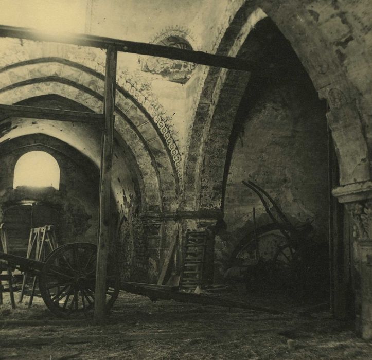 Ancienne abbaye de Doue : Eglise abbatiale, croisée du transept, vue partielle