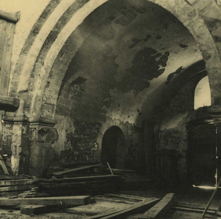 Ancienne abbaye de Doue : Eglise abbatiale, transept nord, vue générale