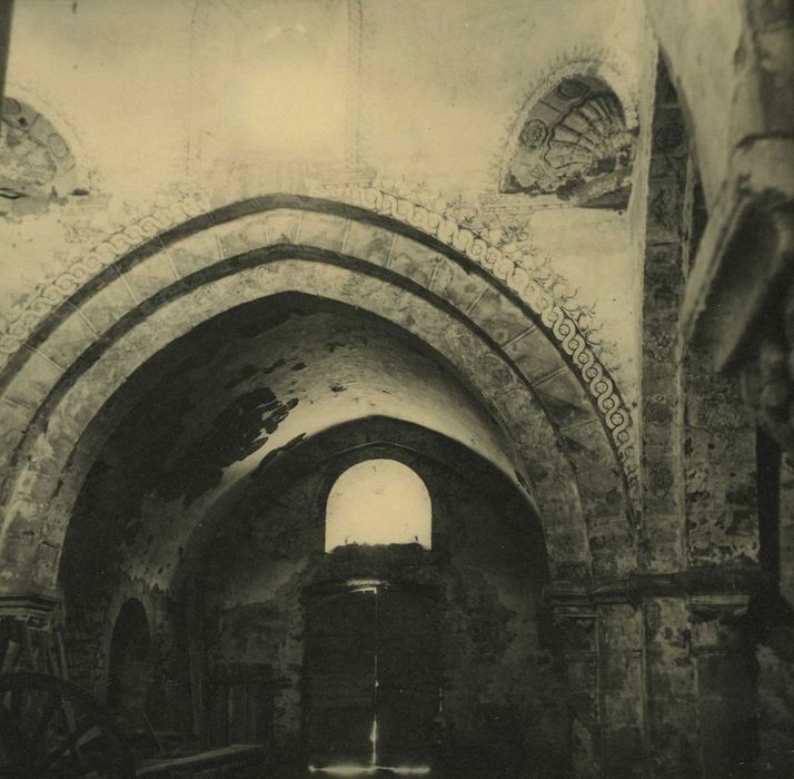 Ancienne abbaye de Doue : Eglise abbatiale, transept nord, vue générale