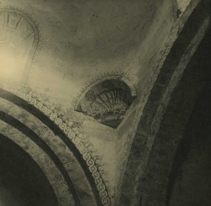Ancienne abbaye de Doue : Eglise abbatiale, croisée du transept, vue partielle de la coupole