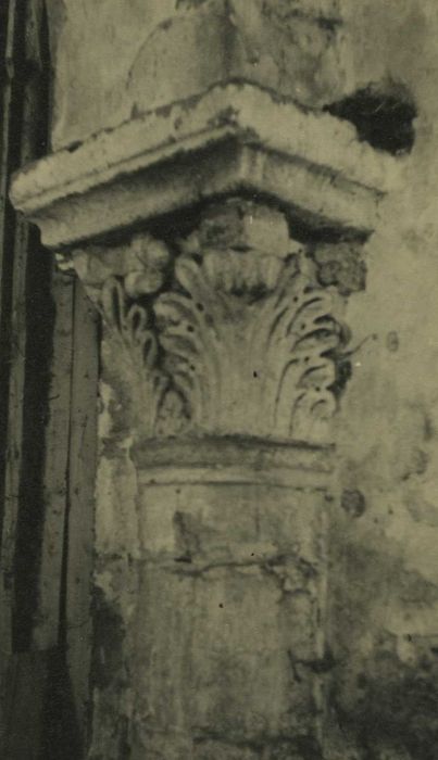 Ancienne abbaye de Doue : Eglise abbatiale, transept sud, détail d’un chapiteau sculpté