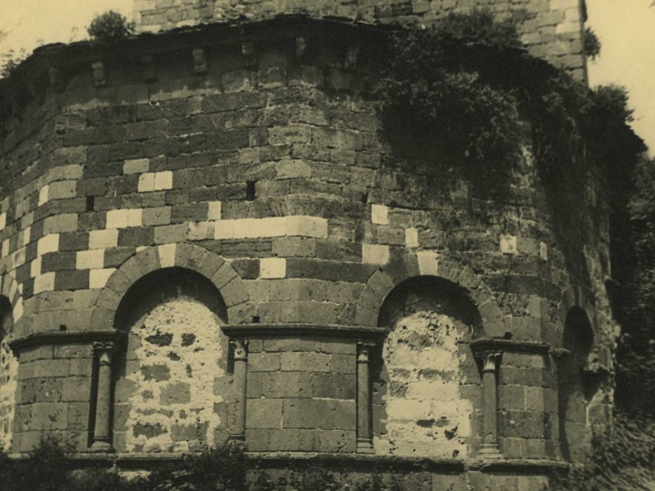 Ancienne abbaye de Doue : Eglise abbatiale, chevet, vue partielle