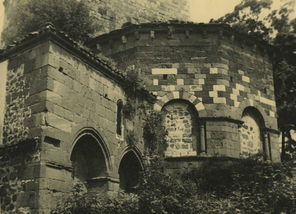Ancienne abbaye de Doue : Eglise abbatiale, chevet et sacristie, vue partielle