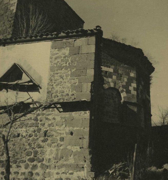 Ancienne abbaye de Doue : Eglise abbatiale, chevet, vue partielle