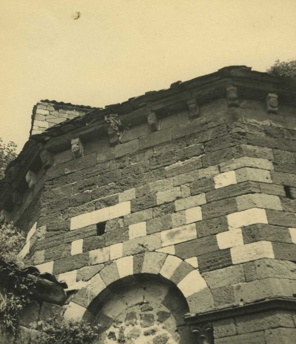Ancienne abbaye de Doue : Eglise abbatiale, chevet, détail des maçonneries