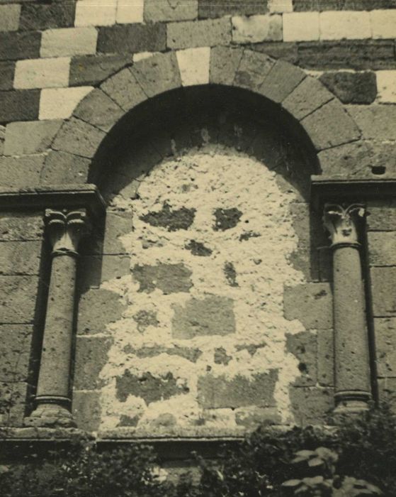 Ancienne abbaye de Doue : Eglise abbatiale, chevet, détail des maçonneries