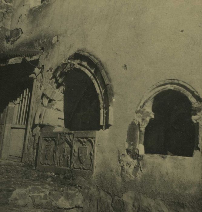 Ancienne abbaye de Doue : Eglise abbatiale, transept sud, détail d’un enfeu