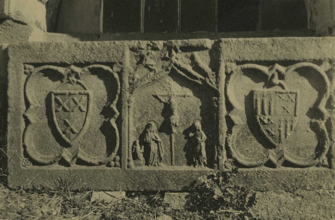 Ancienne abbaye de Doue : Eglise abbatiale, transept sud, détail d’un enfeu