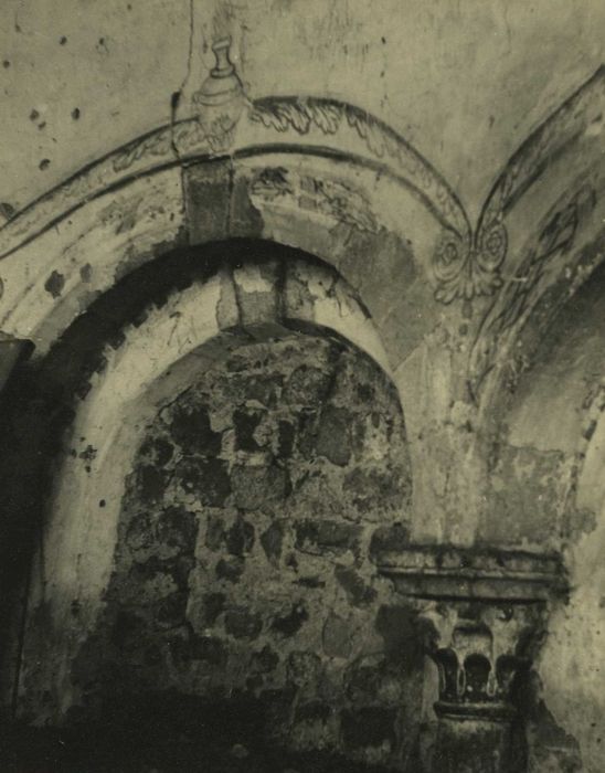 Ancienne abbaye de Doue : Eglise abbatiale, choeur, peinture monumentale, vue partielle