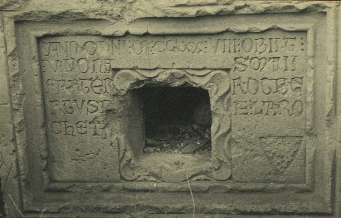 Ancienne abbaye de Doue : Eglise abbatiale, détail d’un plaque funéraire (?)