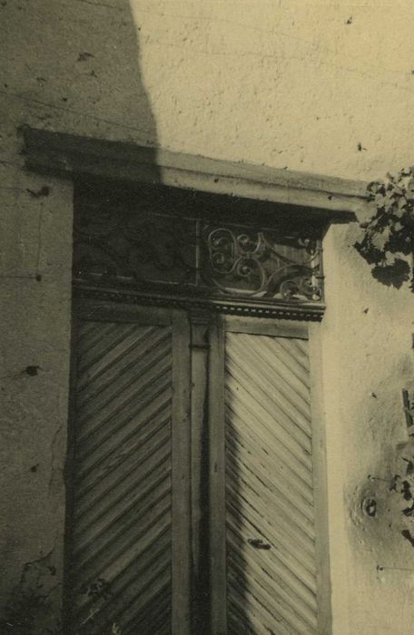 Ancienne abbaye de Doue : Bâtiment abbatial, terrasse sud, détail de la porte d’accès