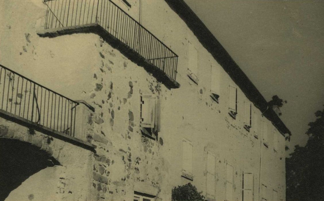 Ancienne abbaye de Doue : Bâtiment abbatial, façade sud, vue partielle