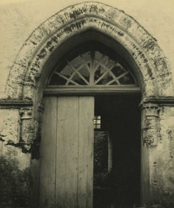 Ancienne abbaye de Doue : Cour intérieure, ancien cloître, porte d’accès à l’ancienne salle capitulaire