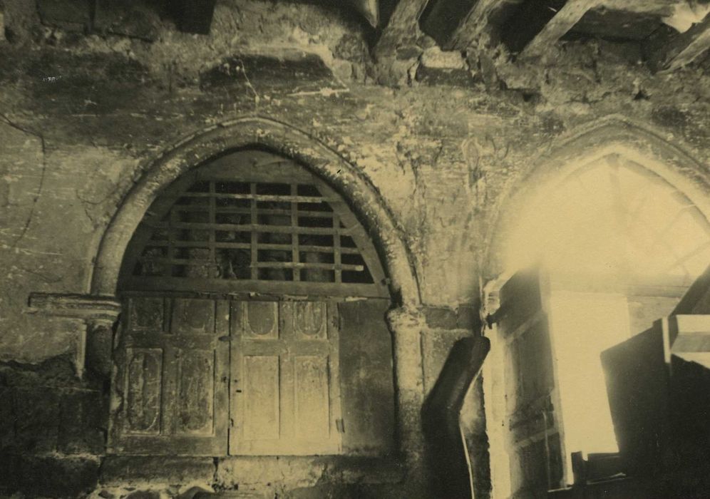 Ancienne abbaye de Doue : Salle capitulaire, vue partielle