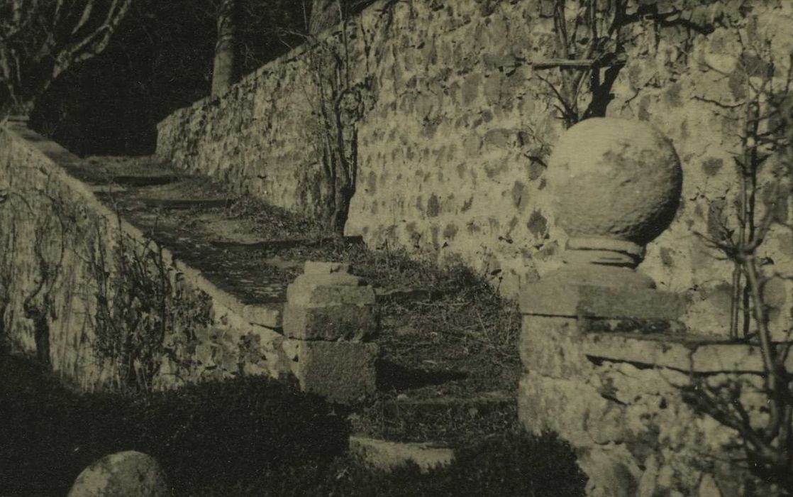Ancienne abbaye de Doue : Rampe d’accès au jardin, vue générale