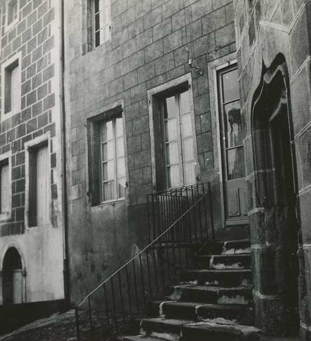 Château fort : Tour d’escalier, angle nord-est, vue partielle