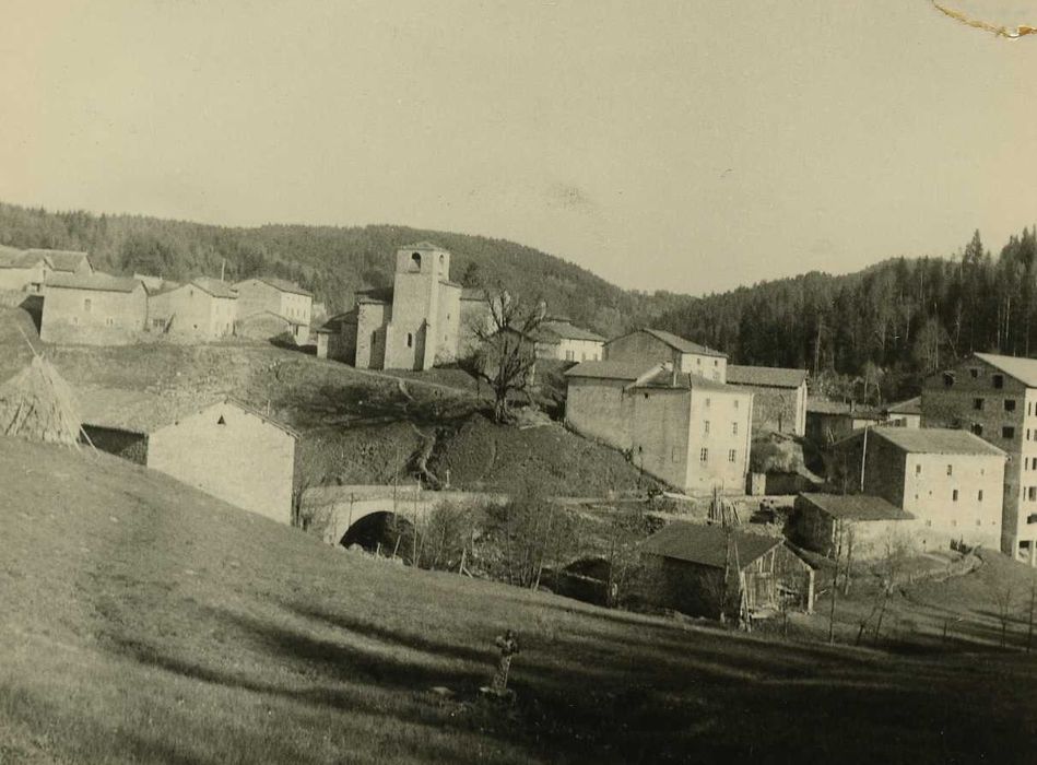 Eglise Saint-Paul : Vue générale de l’église dans son environnement