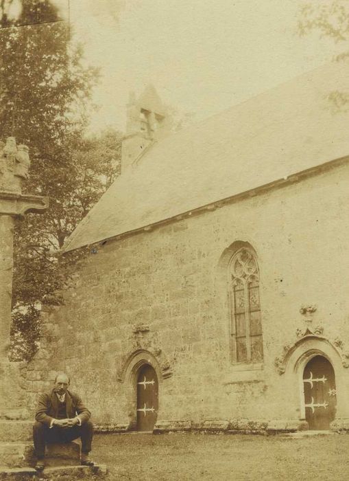 Chapelle de Kergrist : Façade latérale sud, vue partielle