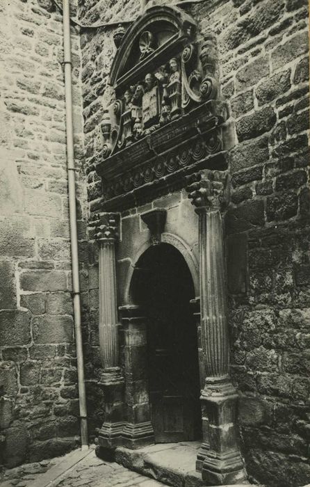 Maison : Cour intérieure, porte d’accès au logis, vue générale