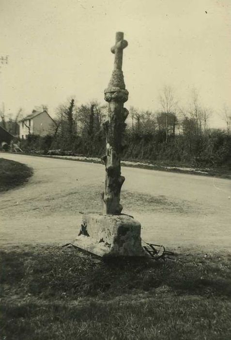 Croix : Vue générale sur la route de Quentin à Corlay