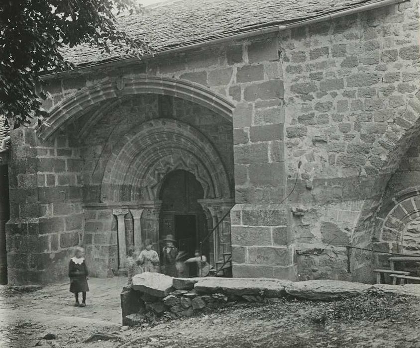 Eglise Saint-Pierre : Porche nord, vue générale