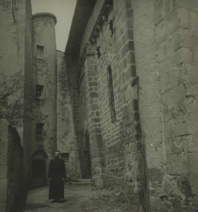 Eglise Saint-Jean-Baptiste : Façade latérale ouest, vue partielle