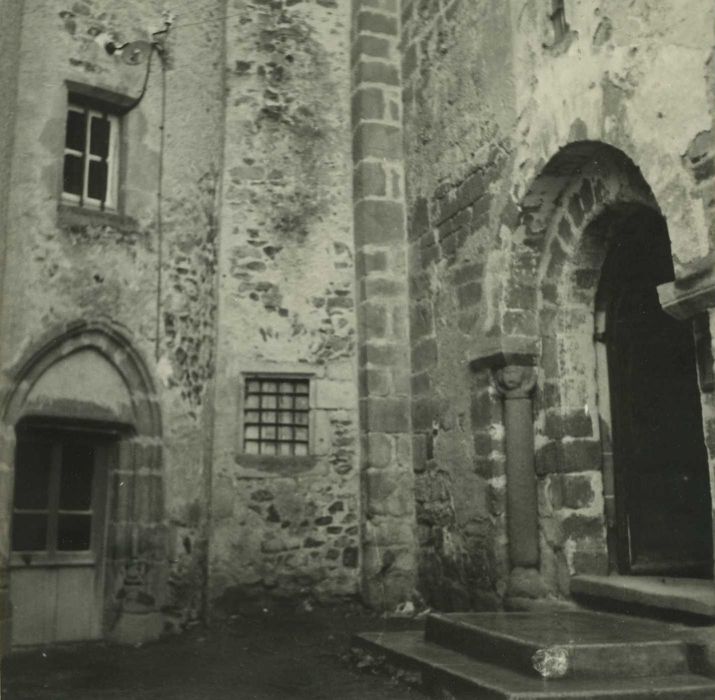 Eglise Saint-Jean-Baptiste : Porche d’accès ouest, vue partielle