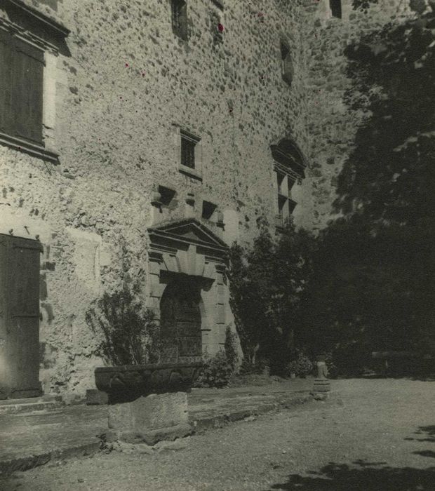 Château et son enceinte : Façade sud, vue partielle