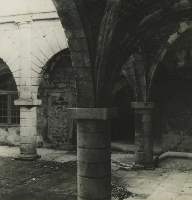 Château et son enceinte : Cour intérieure, galerie, vue partielle