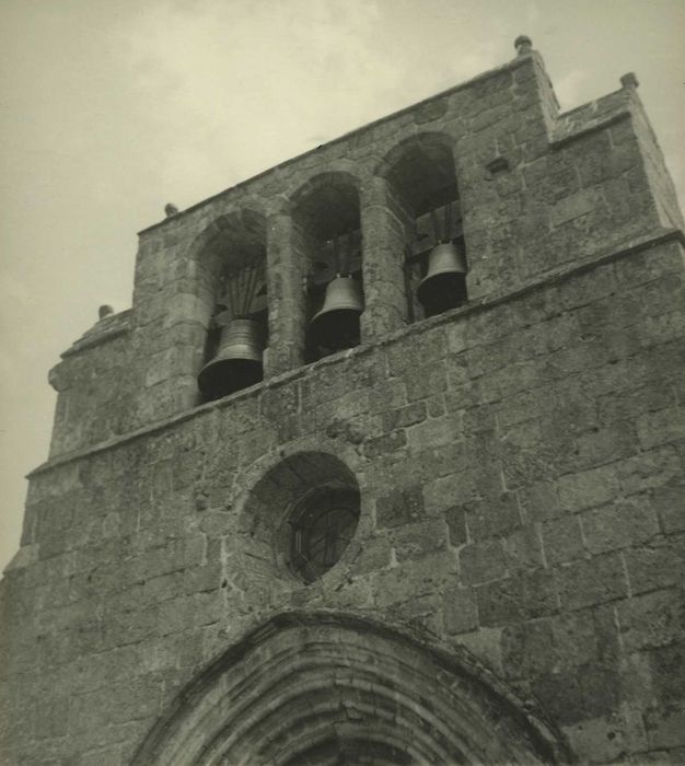 Eglise Saint-Pierre : Façade occidentale, vue partielle