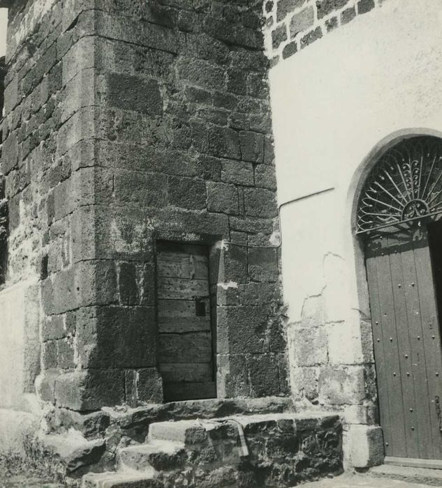 Eglise Sainte-Anne : Clocher, porte d’accès, vue générale