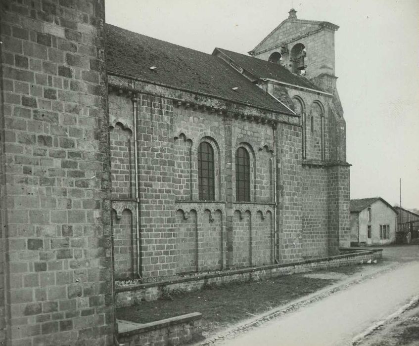 Eglise Saint-Vincent : Façade latérale nord, vue partielle