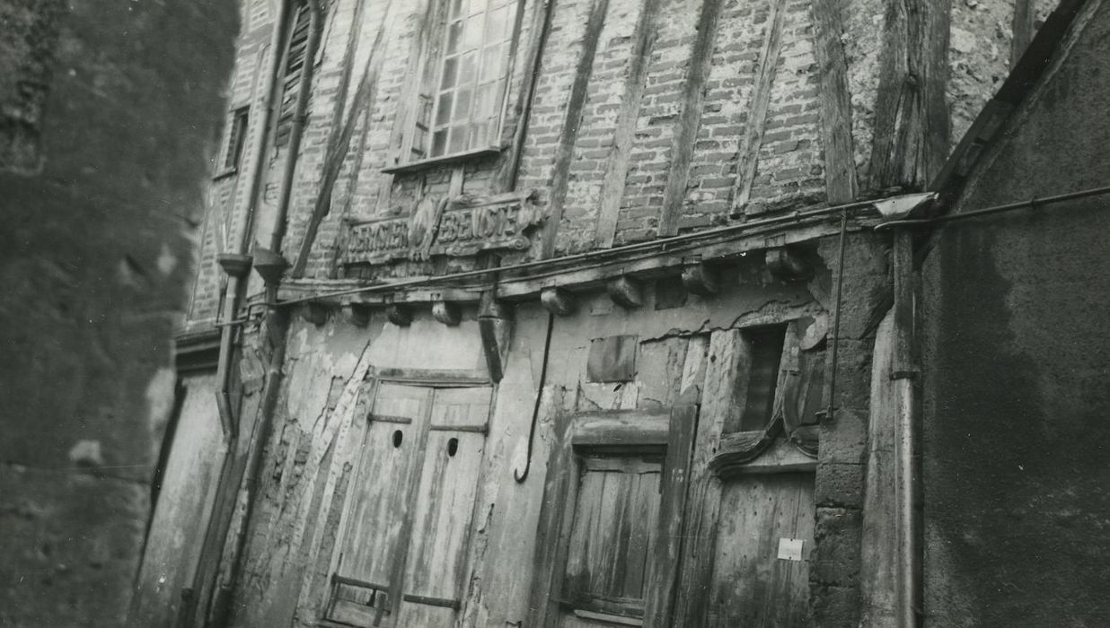 Maison : Façade sur rue, vue partielle