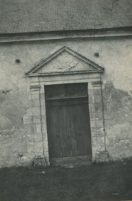 Abbaye de Fontaine-Les-Blanches : Aile ouest du cloître, détail de la porte