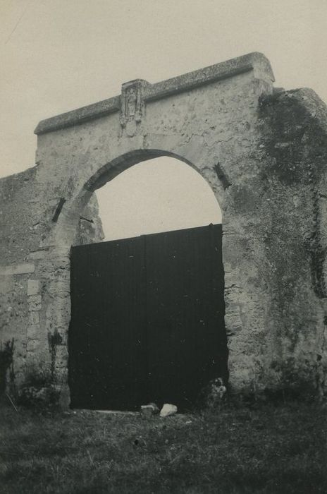 Abbaye de Fontaine-Les-Blanches : Porte d’accès nord, vue générale