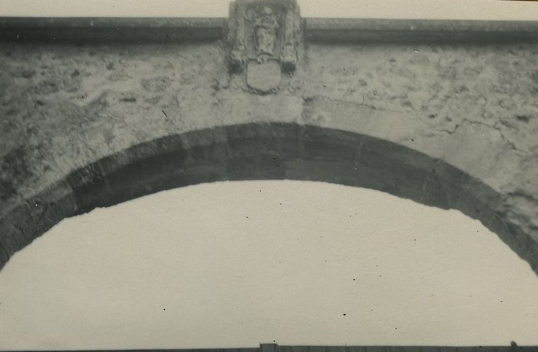 Abbaye de Fontaine-Les-Blanches : Porte d’accès nord, détail