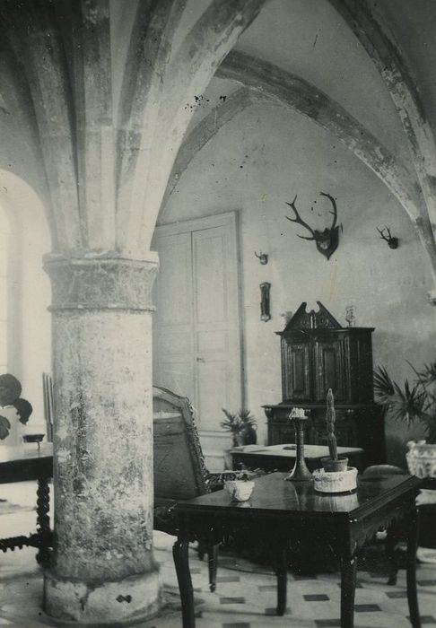 Abbaye de Fontaine-Les-Blanches : Logis abbatial, rez-de-chausée, vue partielle