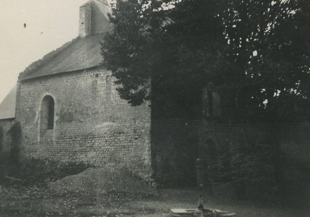 Eglise Saint-Symphorien-les-Ponceaux : Façade latérale nord, vue partielle