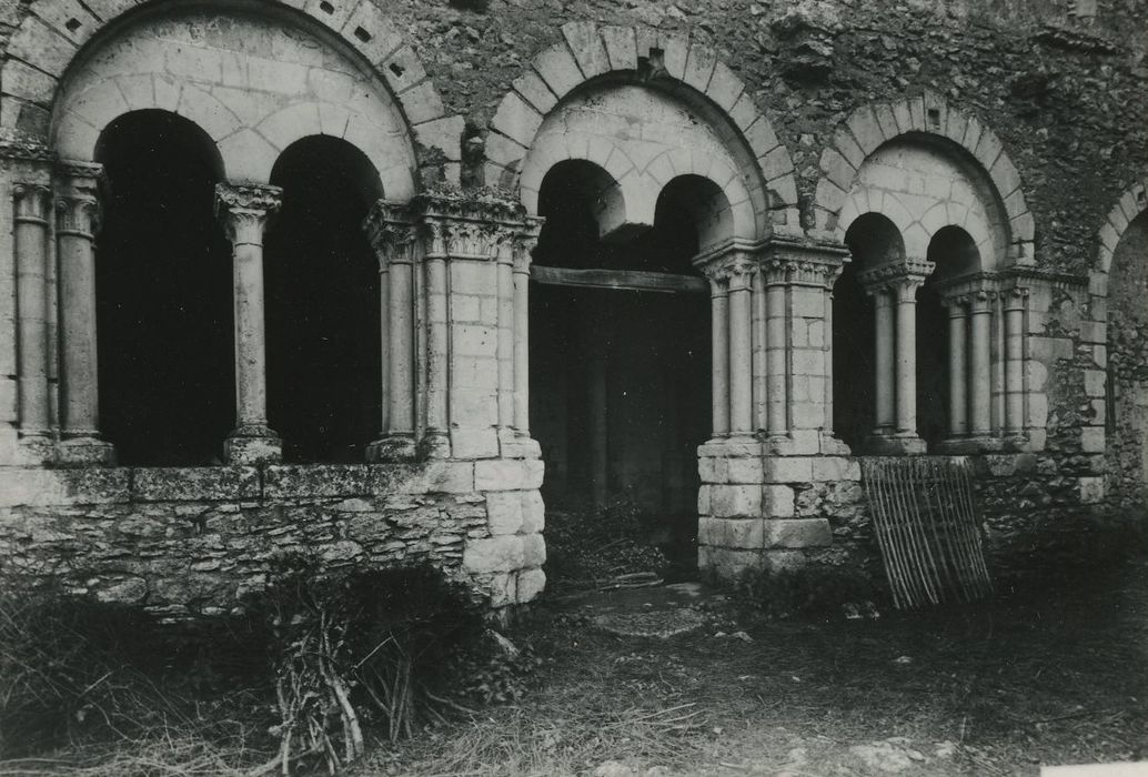 Ancien prieuré de Saint-Jean-du-Gray : Salle capitulaire, vue partielle de la façade